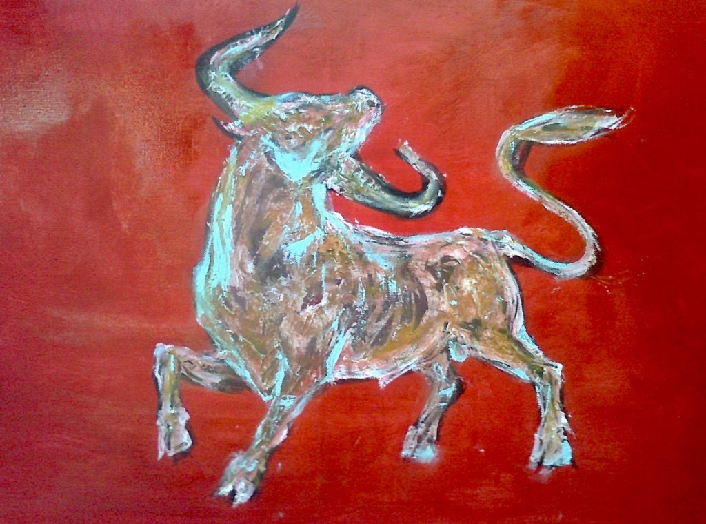Obrázek rohatého býka pohazujícího hlavou na čeveném pozadí.