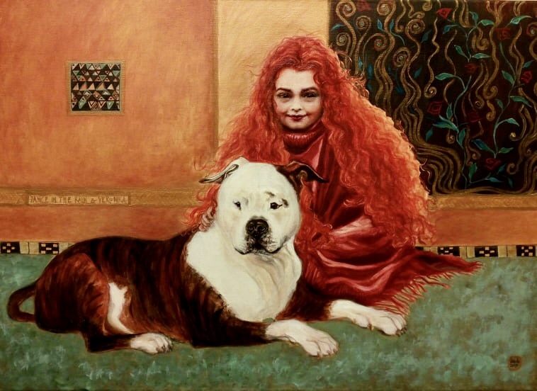 Portrét dívky se zrzavými dlouhými vlasy a amerického stafordšírského teriéra, pes leží a dívka sedí vedle něj a drží ho okolo krku. Na zemi je zelený koberec a v pozadí oranžová stěna a rostlinné motivy.